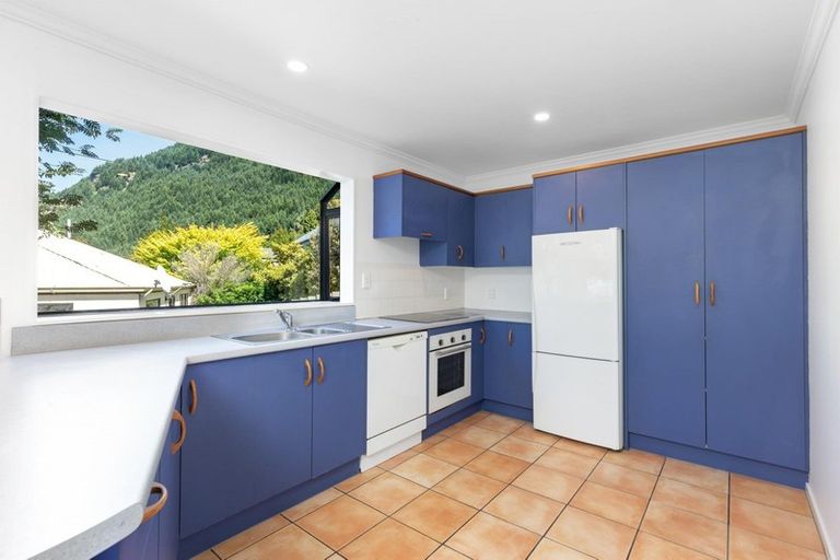 Photo of property in 2a Wye Place, Fernhill, Queenstown, 9300