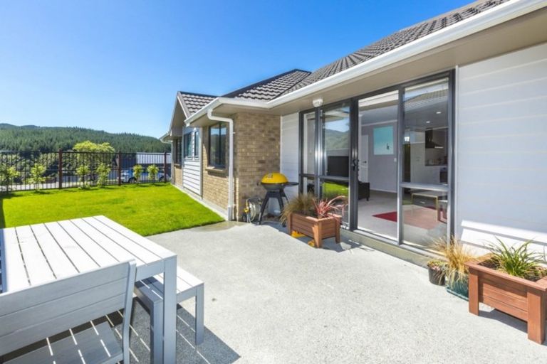 Photo of property in 6 Mcewen Crescent, Riverstone Terraces, Upper Hutt, 5018