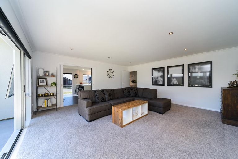 Photo of property in 6 D'urville Place, Kelvin Grove, Palmerston North, 4414