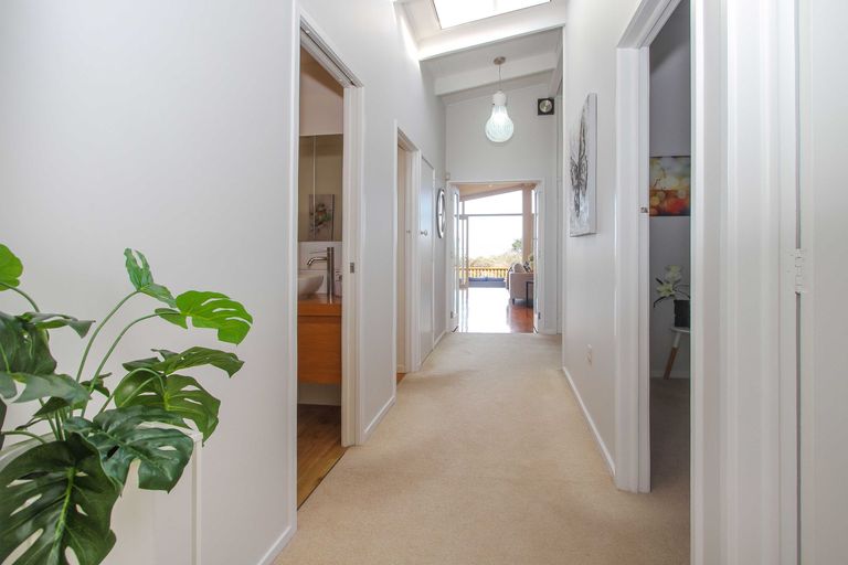 Photo of property in 99 Pupuke Road, Northcote, Auckland, 0627