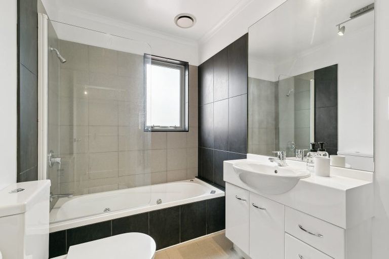 Photo of property in 2/6 The Parade, Island Bay, Wellington, 6023