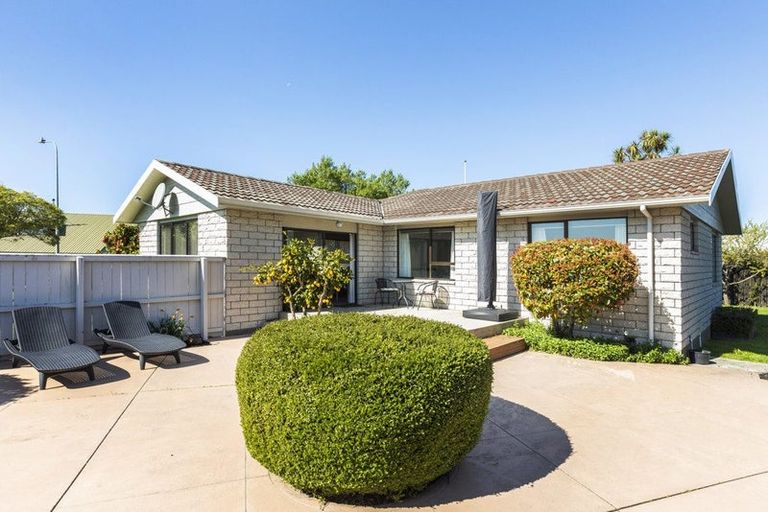 Photo of property in 4 Sonning Place, Redwood, Christchurch, 8051