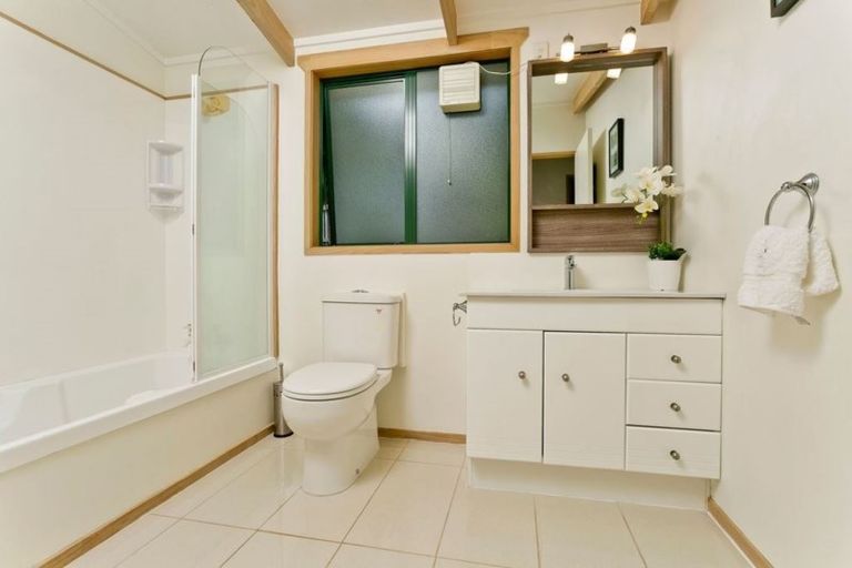 Photo of property in 2/42 Woodlands Crescent, Browns Bay, Auckland, 0630