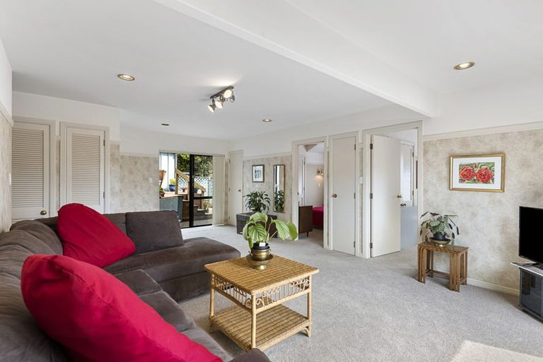 Photo of property in 8 Landsberg Way, Windsor Park, Auckland, 0632