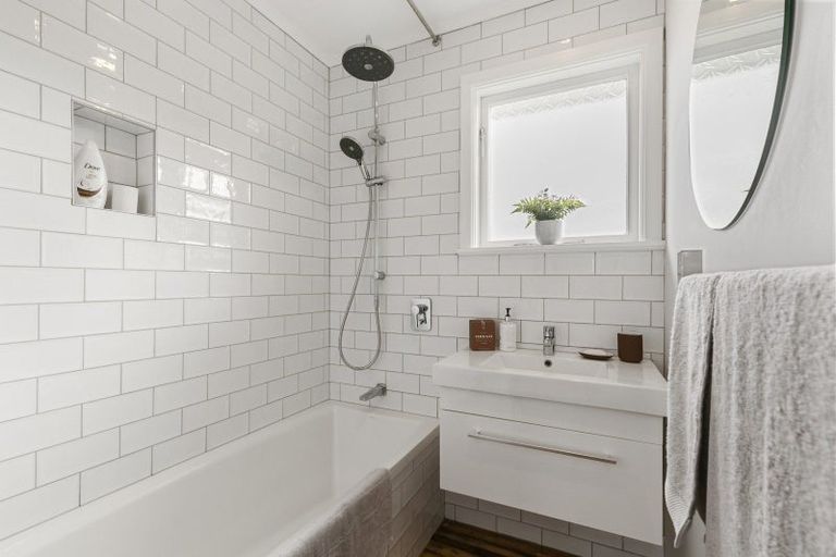 Photo of property in 49 Cotswold Crescent, Newlands, Wellington, 6037