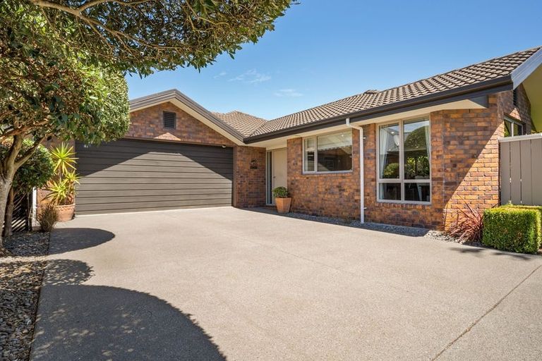 Photo of property in 8 Hoihere Place, Parklands, Christchurch, 8083