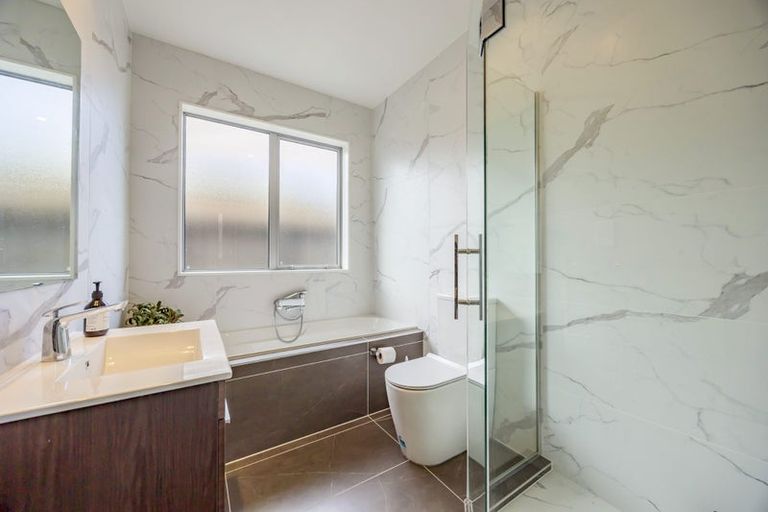 Photo of property in 14 Ropere Street, Kumeu, 0810