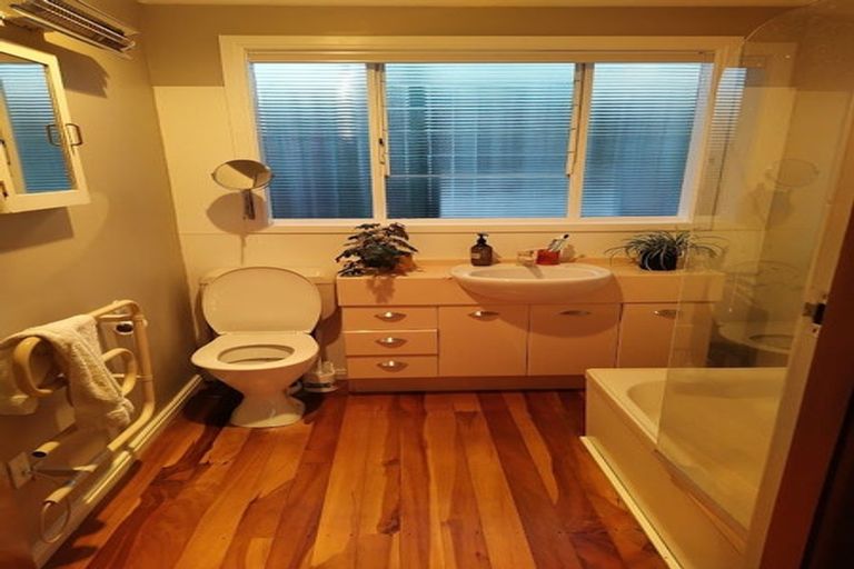 Photo of property in 60 Creswick Terrace, Northland, Wellington, 6012