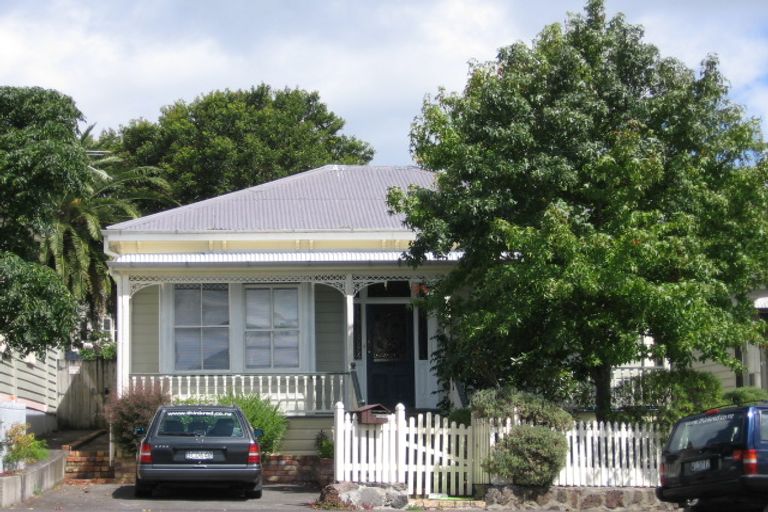 Photo of property in 7 Shoal Bay Road, Devonport, Auckland, 0624