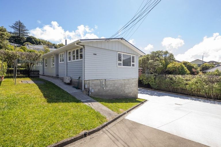 Photo of property in 14 Kahikatea Grove, Paparangi, Wellington, 6037