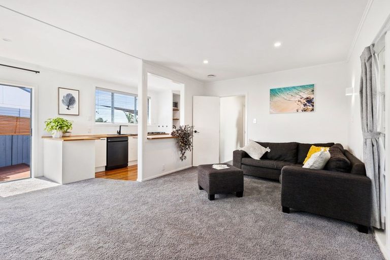 Photo of property in 1/19 Tramway Road, Beach Haven, Auckland, 0626