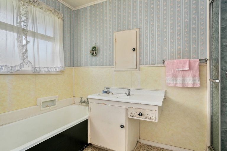 Photo of property in 234 Shakespeare Street, Leamington, Cambridge, 3432