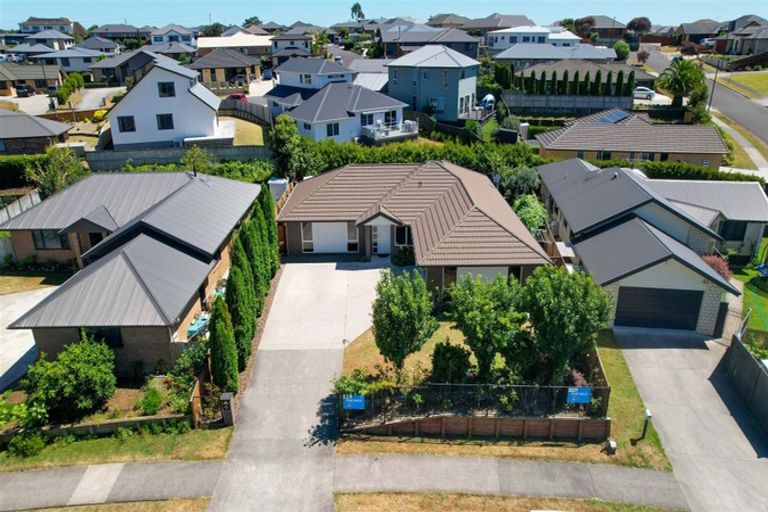 Photo of property in 64 Farnborough Drive, Grandview Heights, Hamilton, 3200