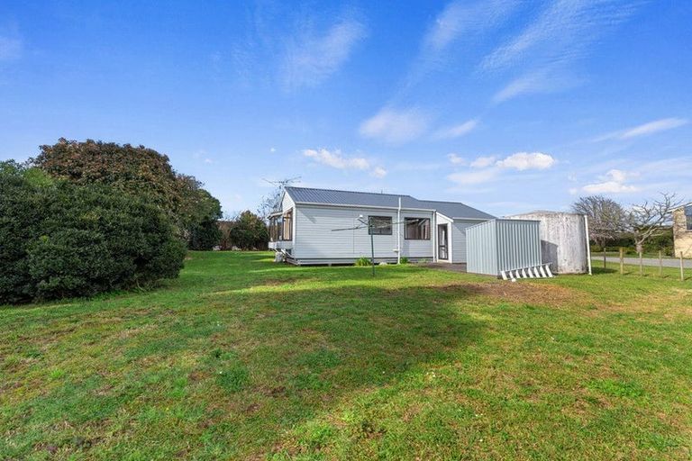 Photo of property in 802 Waitakere Road, Kumeu, 0891