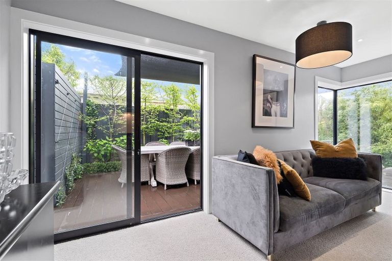 Photo of property in 2/17 Woodford Terrace, Ilam, Christchurch, 8053