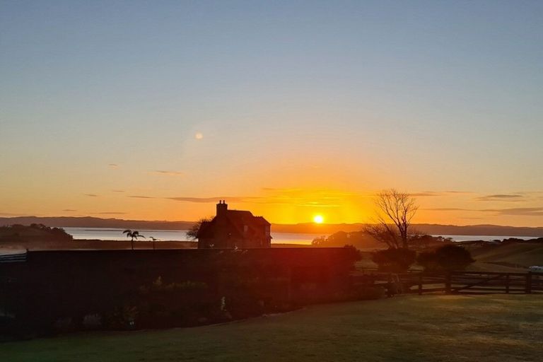 Photo of property in 7 Kaipara Lake Road, South Head, Helensville, 0874