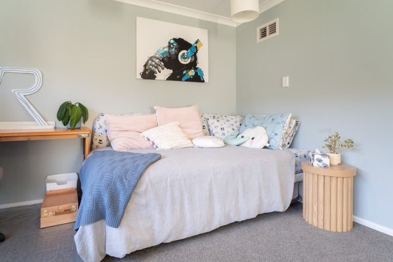 Photo of property in 2 Fitzwilliam Terrace, Tawa, Wellington, 5028