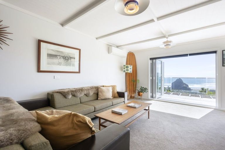 Photo of property in 15 Piha Road, Piha, New Lynn, 0772