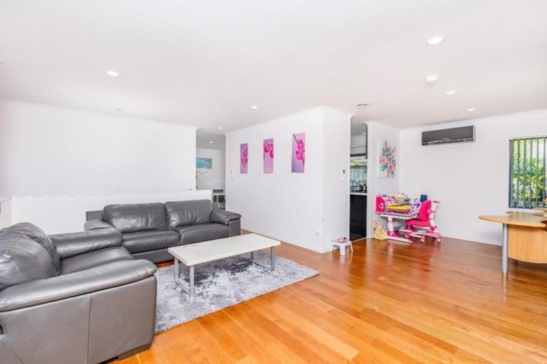 Photo of property in 12 Van Dyke Place, West Harbour, Auckland, 0618