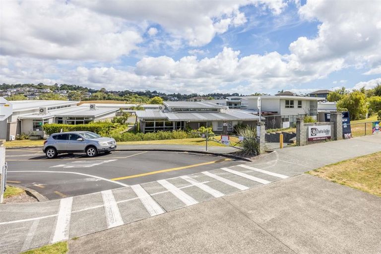 Photo of property in 83 Fields Parade, Oteha, Auckland, 0632