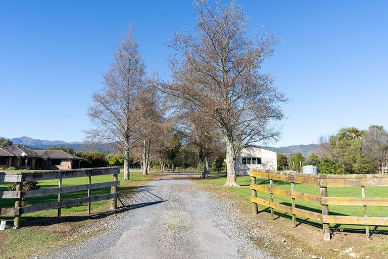 Photo of property in 14 Pukematawai Lane, Levin, 5571