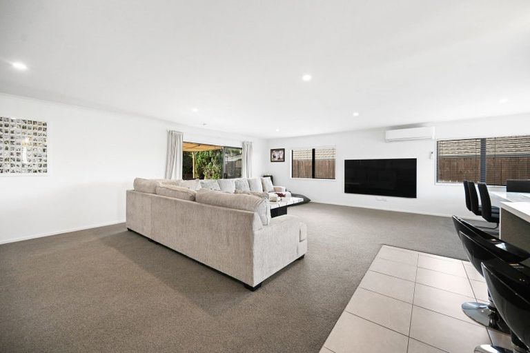 Photo of property in 56 Farnborough Drive, Grandview Heights, Hamilton, 3200