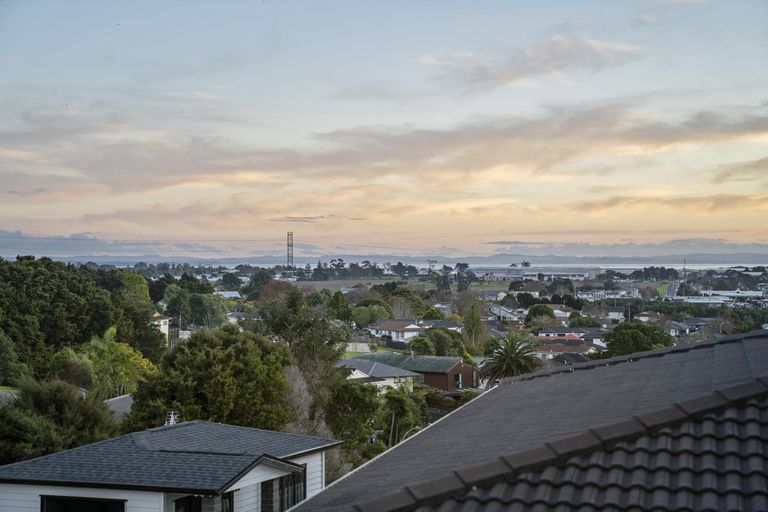 Photo of property in 12 Pistachio Place, Goodwood Heights, Auckland, 2105