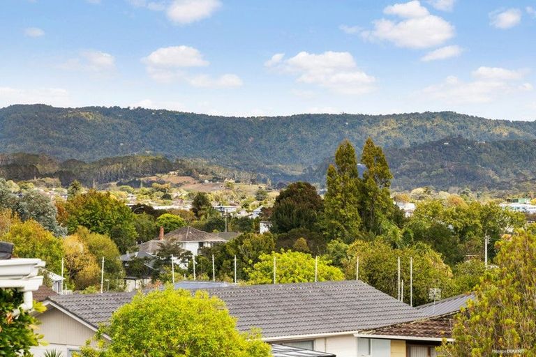 Photo of property in 6 Waari Avenue, Sunnyvale, Auckland, 0612