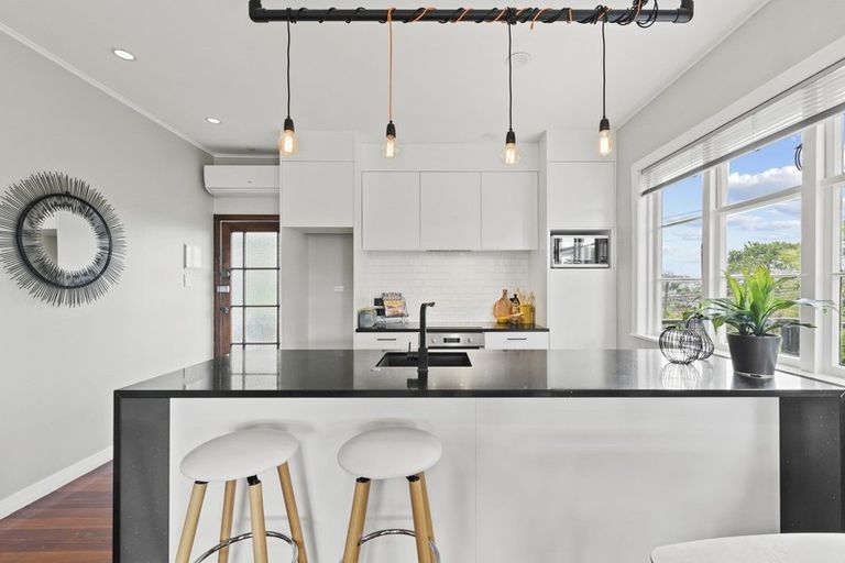 Photo of property in 1/2 Varlene Terrace, Forrest Hill, Auckland, 0620