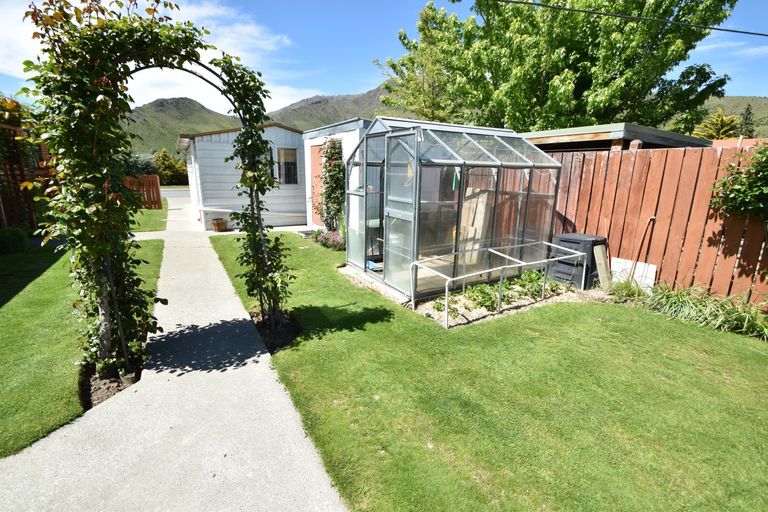 Photo of property in 10 Benmore Place, Omarama, 9412