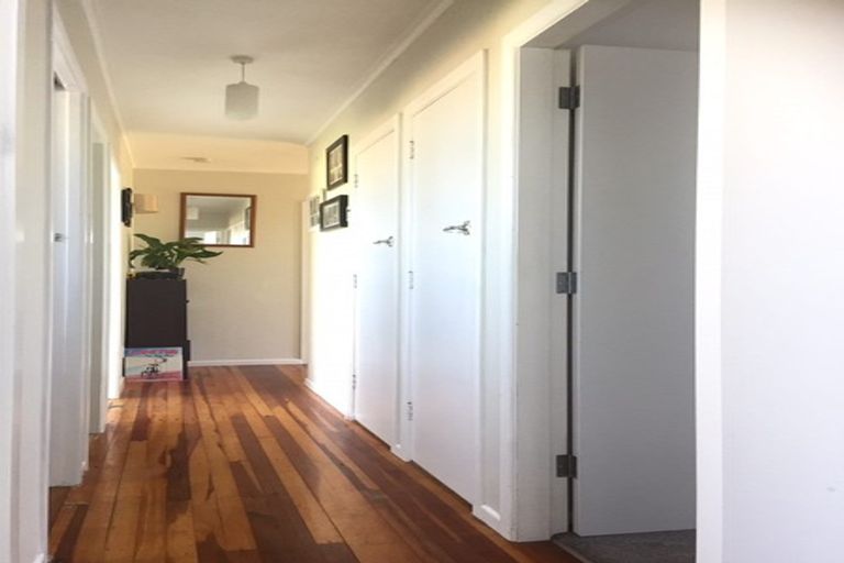 Photo of property in 49 Cotswold Crescent, Newlands, Wellington, 6037