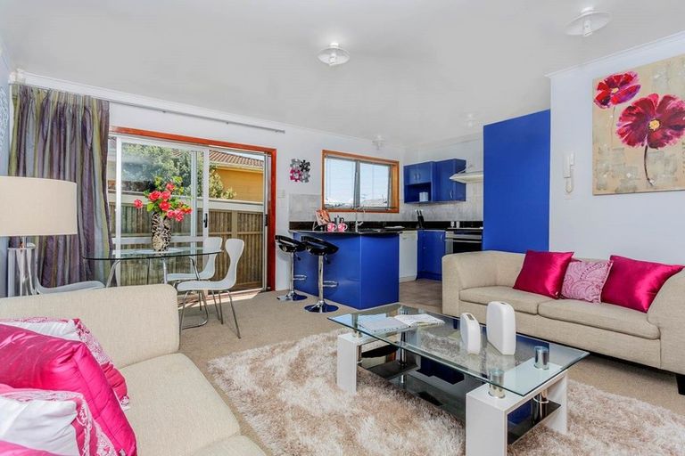 Photo of property in 1/38 Akoranga Drive, Northcote, Auckland, 0627