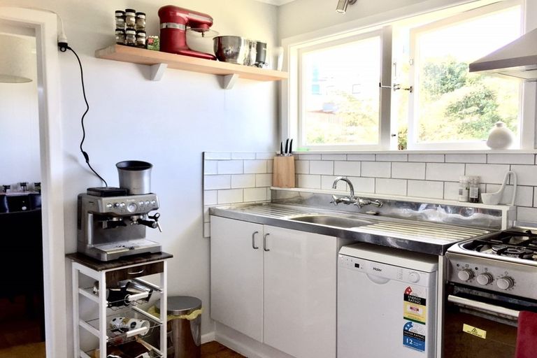 Photo of property in 49 Cotswold Crescent, Newlands, Wellington, 6037