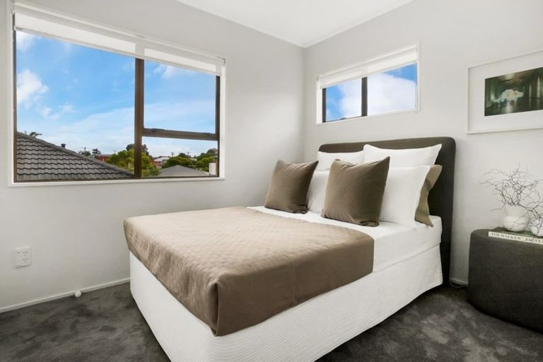 Photo of property in 2/17 Oliver Street, Point Chevalier, Auckland, 1022