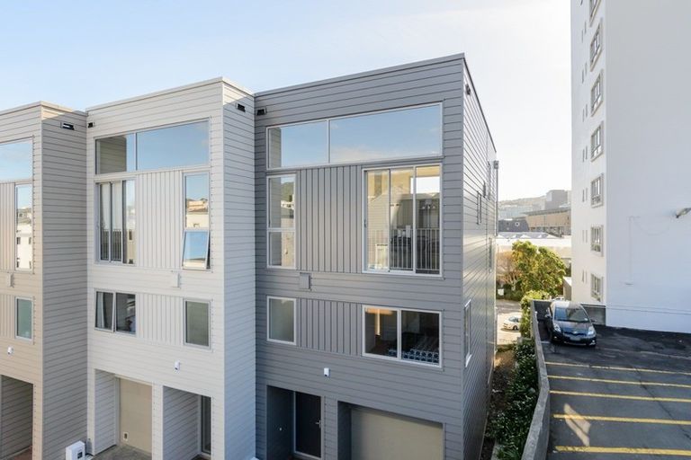Photo of property in 9/15 Roxburgh Street, Mount Victoria, Wellington, 6011