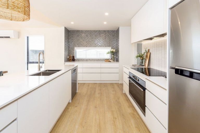 Photo of property in 2 Mccahon Drive, Rangiora, 7400