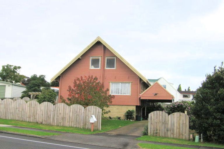 Photo of property in 4 Gosford Drive, Botany Downs, Auckland, 2010