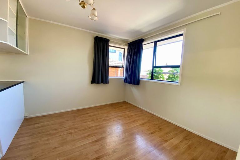 Photo of property in 15 Foyle Place, Glendene, Auckland, 0602