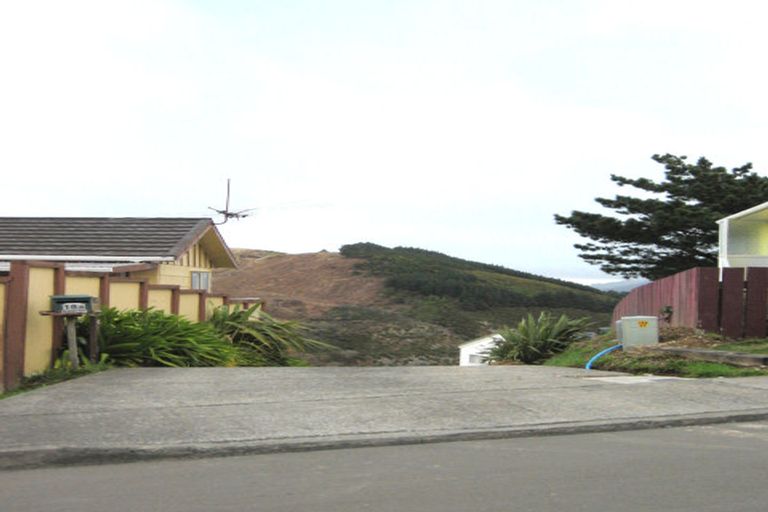 Photo of property in 18a Cheltenham Terrace, Newlands, Wellington, 6037