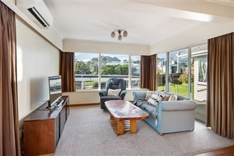 Photo of property in 37 Kenmore Street, Newlands, Wellington, 6037