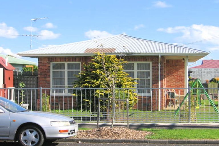Photo of property in 25 Churchill Avenue, Manurewa, Auckland, 2102