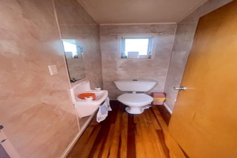 Photo of property in 2/94 Chivalry Road, Glenfield, Auckland, 0629