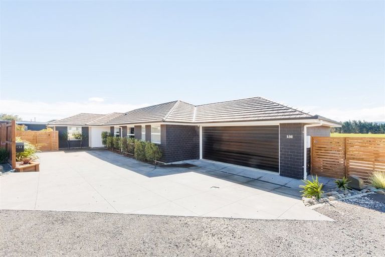 Photo of property in 132 Johnstone Drive, Fitzherbert, Palmerston North, 4410