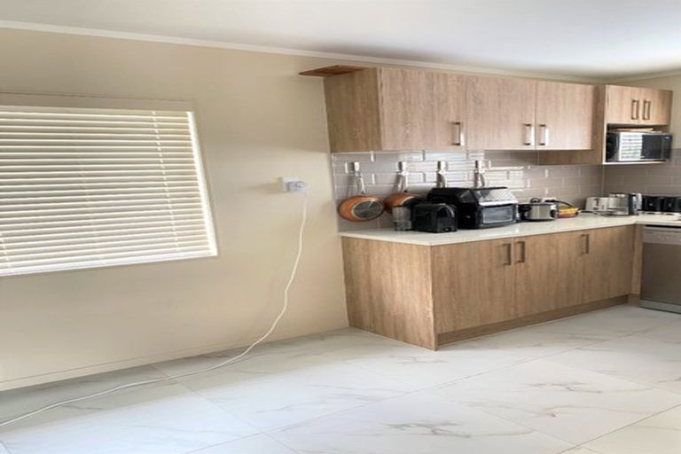 Photo of property in 15a Gill Avenue, Te Atatu Peninsula, Auckland, 0610