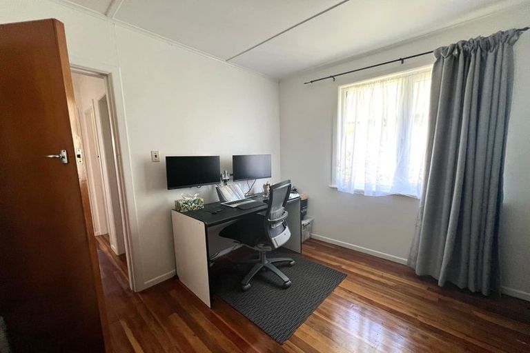 Photo of property in 22 Kenmore Street, Newlands, Wellington, 6037