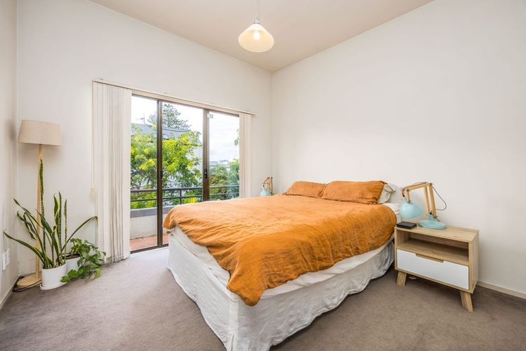 Photo of property in 8d Arotau Place, Grafton, Auckland, 1023