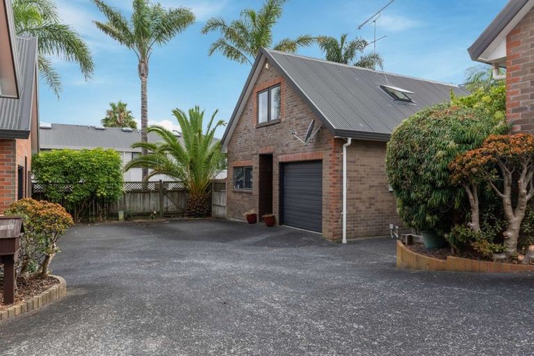 Photo of property in 8/37 Fields Parade, Oteha, Auckland, 0632