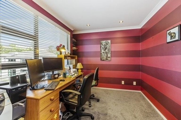 Photo of property in 8 Bunker Way, Strathmore Park, Wellington, 6022