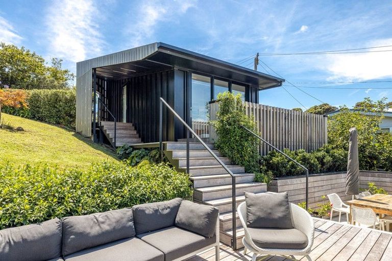 Photo of property in 70 Queens Drive, Oneroa, Waiheke Island, 1081