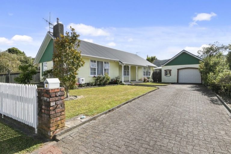 Photo of property in 6 Bexley Grove, Wainuiomata, Lower Hutt, 5014